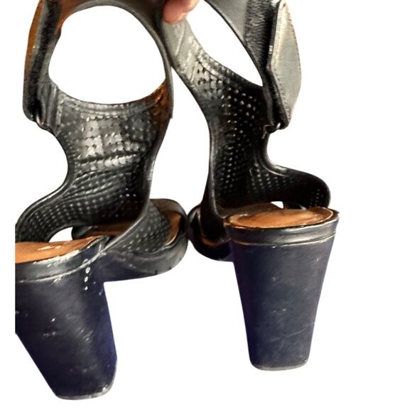 Clarks Size 7.5  Black Perforate High-Heel Sandals Women’s - Picture 10 of 11